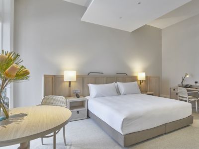 酒店套房家具-實木家具需要上漆嗎?